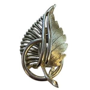 Francois by Coro Brooch Gold-Tone Feathered  Leaf Vintage Mid-Century 2"